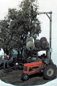 Woodland Scenics Mini-Scene? Unpainted Metal Kit -- Tractor Pit Stop - HO - M112